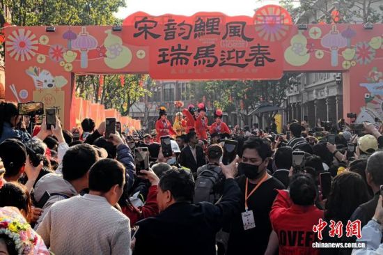 马年春节假期,世界遗产城市福建泉州的文旅市场持续火爆。图为泉州古城中山路游客众多。中新网记者 孙虹 摄 马年春节假期,世界遗产城市福建泉州的文旅市场持续火爆。图为泉州古城中山路游客众多。中新网记者 孙虹 摄