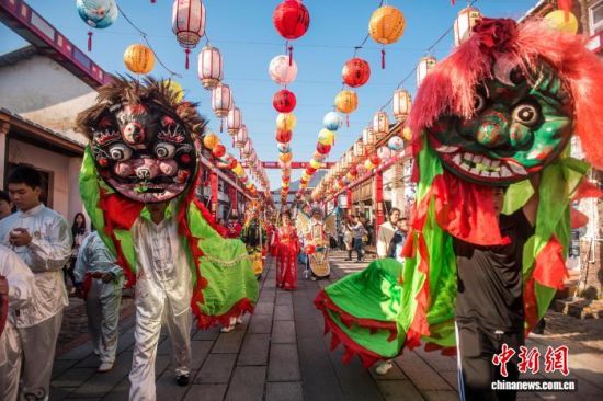 图为泉州永春县五里古街非遗街秀上的青狮表演。陈志鹏 摄 图为泉州永春县五里古街非遗街秀上的青狮表演。陈志鹏 摄