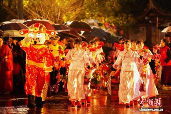 2月28日,屏南县双溪镇举办“非遗焕彩双溪夜 花灯映耀振兴路”元宵灯会民俗文化活动。陈伟杰 摄 2月28日,屏南县双溪镇举办“非遗焕彩双溪夜 花灯映耀振兴路”元宵灯会民俗文化活动。陈伟杰 摄