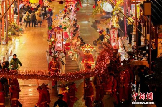 2月28日,屏南县双溪镇举办“非遗焕彩双溪夜 花灯映耀振兴路”元宵灯会民俗文化活动。陈伟杰 摄 2月28日,屏南县双溪镇举办“非遗焕彩双溪夜 花灯映耀振兴路”元宵灯会民俗文化活动。陈伟杰 摄