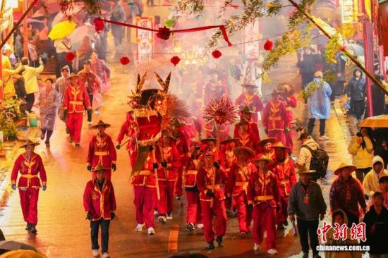 2月28日,屏南县双溪镇举办“非遗焕彩双溪夜 花灯映耀振兴路”元宵灯会民俗文化活动。陈伟杰 摄 2月28日,屏南县双溪镇举办“非遗焕彩双溪夜 花灯映耀振兴路”元宵灯会民俗文化活动。陈伟杰 摄