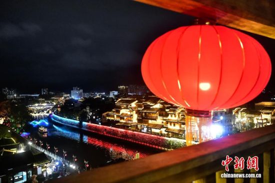 2月28日晚,古城汀江两岸在灯光衬映下绚丽多姿。中新社记者 张斌 摄 2月28日晚,古城汀江两岸在灯光衬映下绚丽多姿。中新社记者 张斌 摄