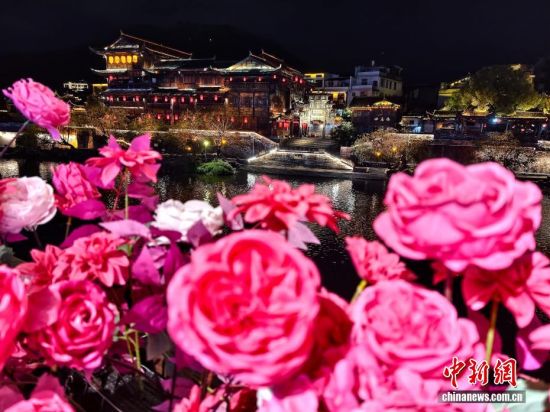 2月28日晚,古城汀江两岸在灯光衬映下绚丽多姿。中新社记者 张斌 摄 2月28日晚,古城汀江两岸在灯光衬映下绚丽多姿。中新社记者 张斌 摄
