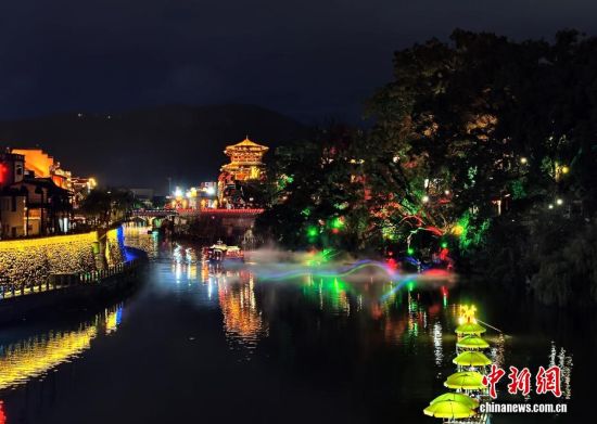 2月28日晚,古城汀江两岸在灯光衬映下绚丽多姿。中新社记者 张斌 摄 2月28日晚,古城汀江两岸在灯光衬映下绚丽多姿。中新社记者 张斌 摄