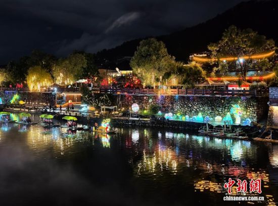 2月28日晚,游客乘坐游船夜游汀江,感受长汀古韵魅力。中新社记者 张斌 摄 2月28日晚,游客乘坐游船夜游汀江,感受长汀古韵魅力。中新社记者 张斌 摄