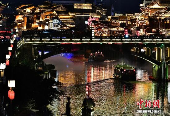 2月28日晚,游客乘坐游船夜游汀江,感受长汀古韵魅力。中新社记者 张斌 摄 2月28日晚,游客乘坐游船夜游汀江,感受长汀古韵魅力。中新社记者 张斌 摄