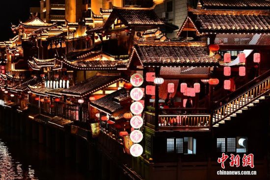 2月28日晚,游客在汀州古城游玩。中新社记者 张斌 摄 2月28日晚,游客在汀州古城游玩。中新社记者 张斌 摄