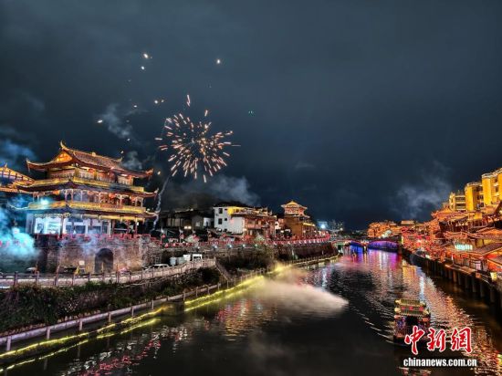 2月28日晚,古城汀江两岸在灯光衬映下绚丽多姿。中新社记者 张斌 摄 2月28日晚,古城汀江两岸在灯光衬映下绚丽多姿。中新社记者 张斌 摄