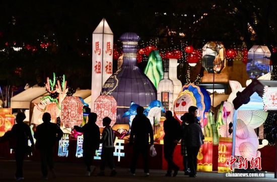 3月2日晚，福建福州中国船政文化园灯火璀璨，现场布设百余组精美灯组，将两马民俗、船政文化、闽台文化与福建海洋文化融为一体。图为马祖灯组亮相该灯会。　中新社记者 王东明 摄