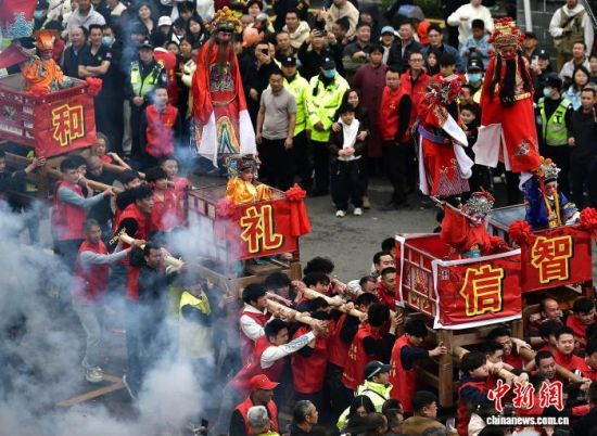 图为村民们抬着一棚又一棚的“古事”准备狂飙。中新社记者 张斌 摄