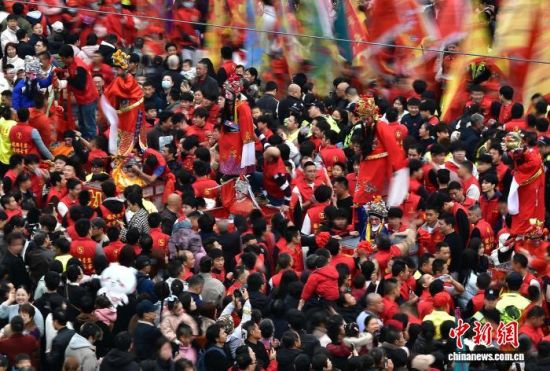 图为一棚又一棚的“古事”吸引参观者。中新社记者 张斌 摄