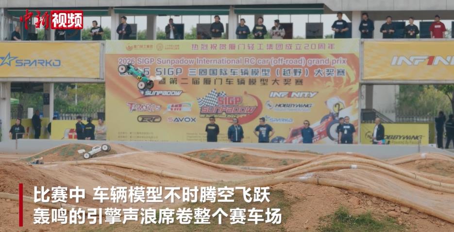 职业车手竞逐世界顶级车辆模型越野赛