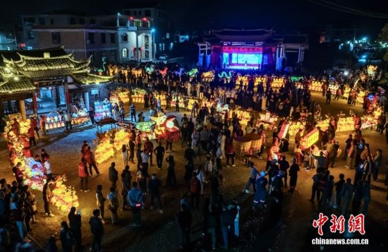 3月20日晚，福建省连城县莒溪镇璧洲古村举行璧洲“二月二”游灯笼活动，以传统仪式迎春耕、祈丰年。　据了解，璧洲古村的“游灯笼”历史悠久，至今已有800余年历史，整个活动完整保留着南宋时期制造灯笼的精湛技艺，以及出游规制，被民间称为“南宋灯笼活化石”。