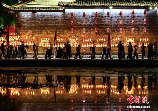 3月20日晚，福建省连城县莒溪镇璧洲古村举行璧洲“二月二”游灯笼活动，以传统仪式迎春耕、祈丰年。 据了解，璧洲古村的“游灯笼”历史悠久，至今已有800余年历史，整个活动完整保留着南宋时期制造灯笼的精湛技艺，以及出游规制，被民间称为“南宋灯笼活化石”。图为村民们抬着各种造型的灯笼穿行在古村落里。