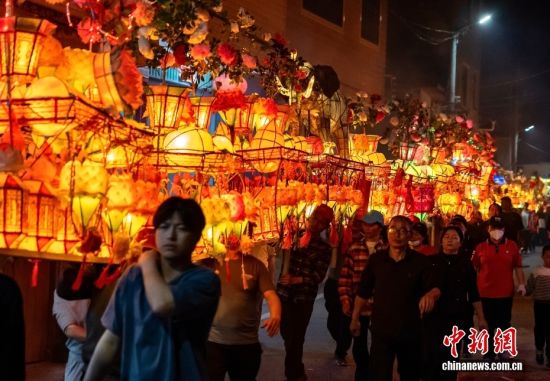 3月20日晚，福建省连城县莒溪镇璧洲古村举行璧洲“二月二”游灯笼活动，以传统仪式迎春耕、祈丰年。 据了解，璧洲古村的“游灯笼”历史悠久，至今已有800余年历史，整个活动完整保留着南宋时期制造灯笼的精湛技艺，以及出游规制，被民间称为“南宋灯笼活化石”。图为村民们抬着各种造型的灯笼穿行在古村落里。
