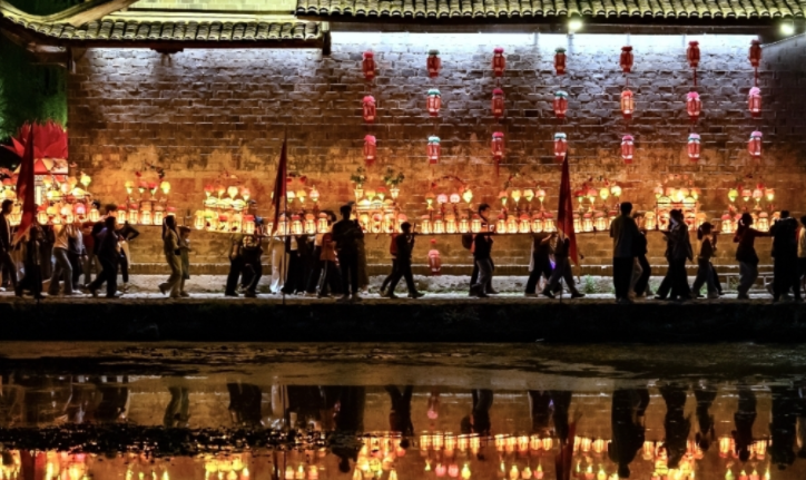 “南宋灯笼活化石”——福建客家古村落“游灯笼”