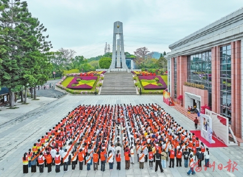 红旗漫卷英雄城　浩气长存血性魂
