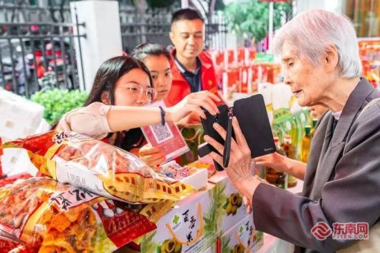 旅居的老人购买福建特产