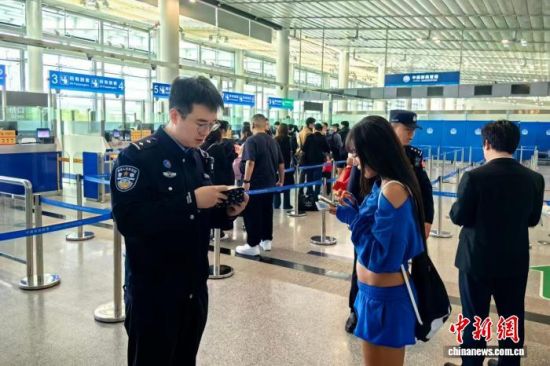 3月29日,“泉州—宿务”航线复航。图为泉州边检站民警在出境大厅开展检查工作。陈海华 摄 3月29日,“泉州—宿务”航线复航。图为泉州边检站民警在出境大厅开展检查工作。陈海华 摄