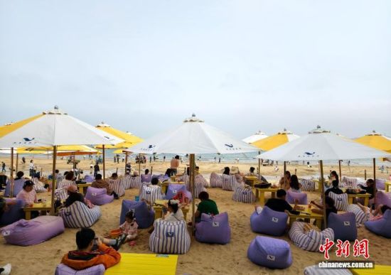 4月11日，游客在平潭坛南湾景区游玩。中新社记者 张斌 摄