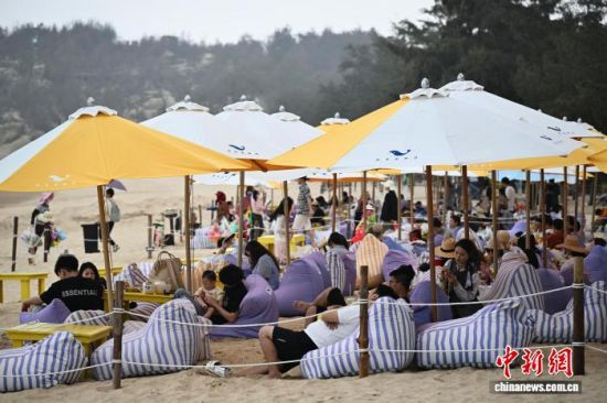 4月11日，游客在平潭坛南湾景区游玩。中新社记者 张斌 摄