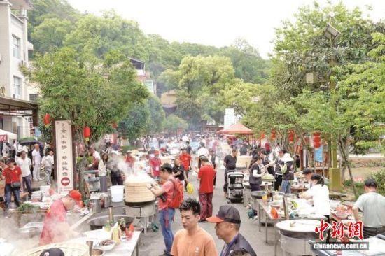 热闹的活动现场。吴佳霖 摄