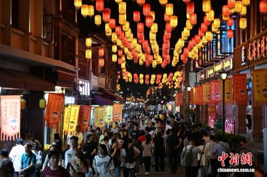 4月17日晚，2026年福建省文旅经济发展大会开幕式在福建漳州古城举行。图为漳州古城游人如织。中新社记者 吕明 摄