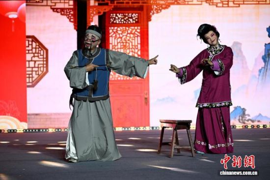 4月17日晚，2026年福建省文旅经济发展大会开幕式在福建漳州古城举行。图为歌仔戏表演。中新社记者 吕明 摄