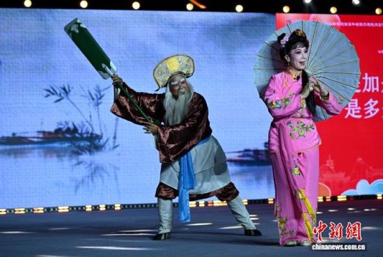 4月17日晚，2026年福建省文旅经济发展大会开幕式在福建漳州古城举行。图为潮剧表演。中新社记者 吕明 摄