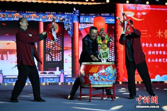 4月17日晚，2026年福建省文旅经济发展大会开幕式在福建漳州古城举行。图为木偶《偶趣纷呈》表演。中新社记者 吕明 摄