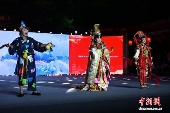 4月17日晚，2026年福建省文旅经济发展大会开幕式在福建漳州古城举行。图为台湾明华园戏剧团的演员表演歌仔戏《三仙来合庆升平》。中新社记者 吕明 摄