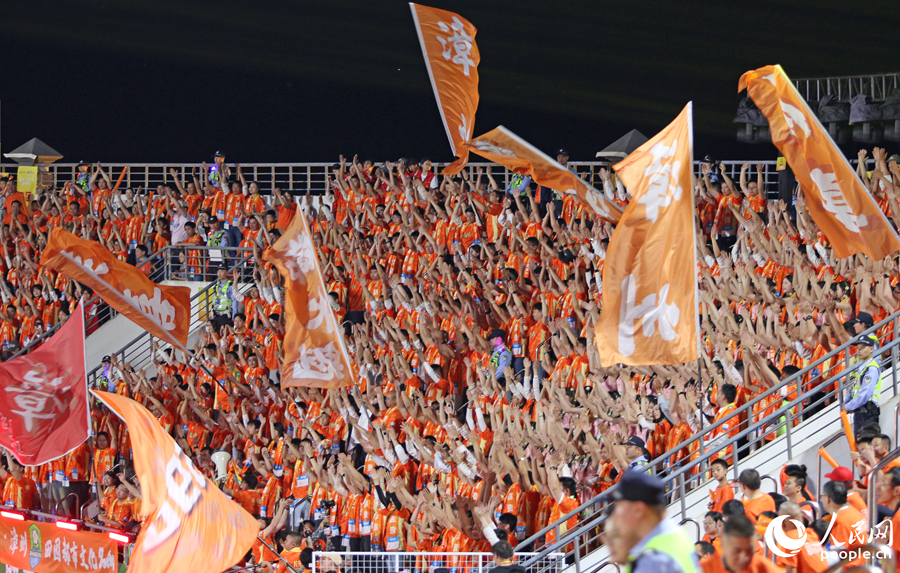 漳州助威团为漳州队摇旗呐喊。人民网记者 李昌乾摄