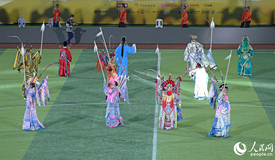 闽西汉剧亮相“闽超”赛场，为龙岩赛区注入本土文化魅力。人民网记者 李昌乾摄