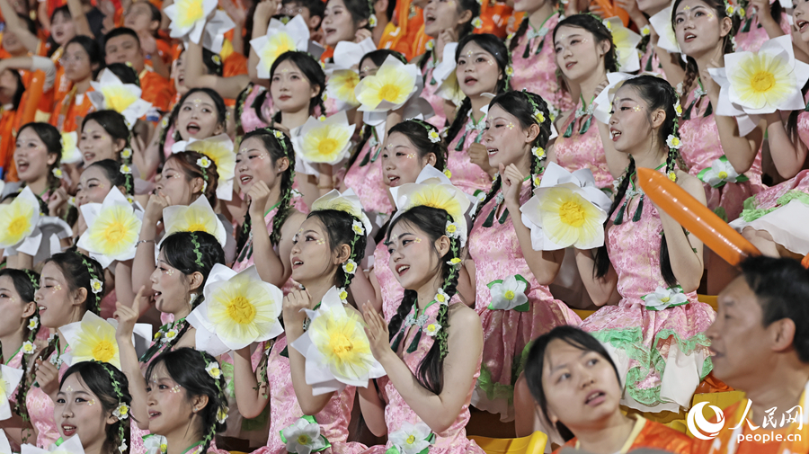 水仙花啦啦队亮相“闽超”赛场，为漳州队加油。人民网记者 李昌乾摄